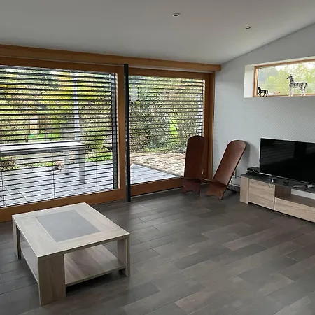 Au Bord D'un étang Chalet *