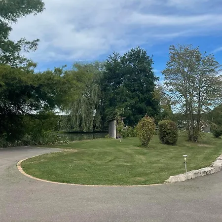 Au Bord D'un Etang *