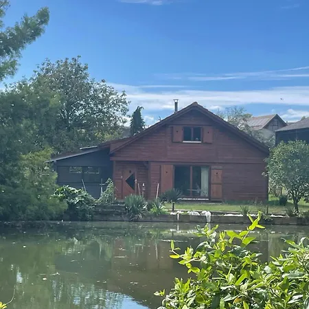 Chalet Au Bord D'un Etang *