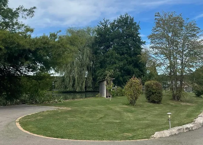 Au Bord D'un étang *